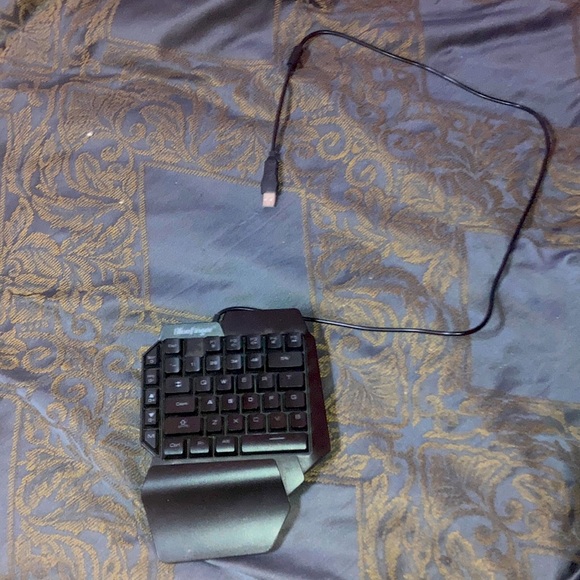 One-Handed RGB Gaming Keyboard cord is
106 centimeters, slightly used - Picture 1 of 2